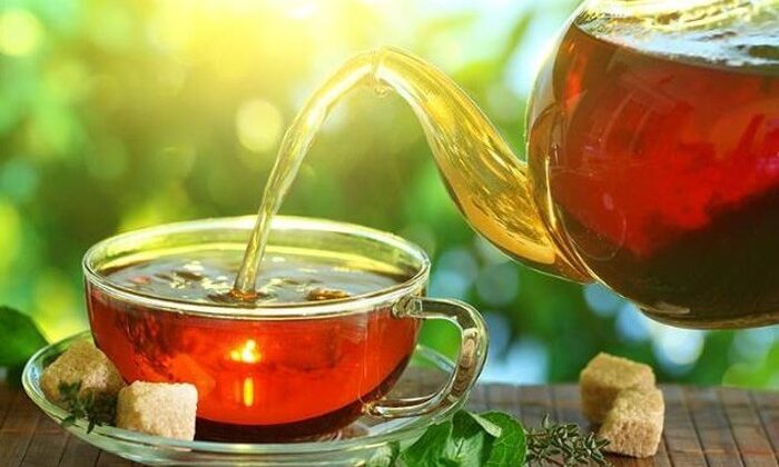 खाली पेट चाय पीना भारी नुकसान पंहुचा सकती है ( ) खाली पेट चाय पीना भारी नुकसान पंहुचा सकती है ( )