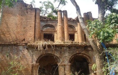 विशाल महल अब खंडहर में परिवर्तित विशाल महल अब खंडहर में परिवर्तित