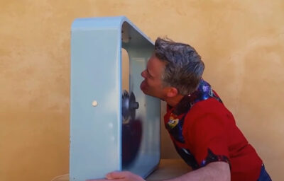 चलते पंखे की धारदार पंखड़ियों को जीभ से रोक देता है ये शख्स, वीडियो देखें