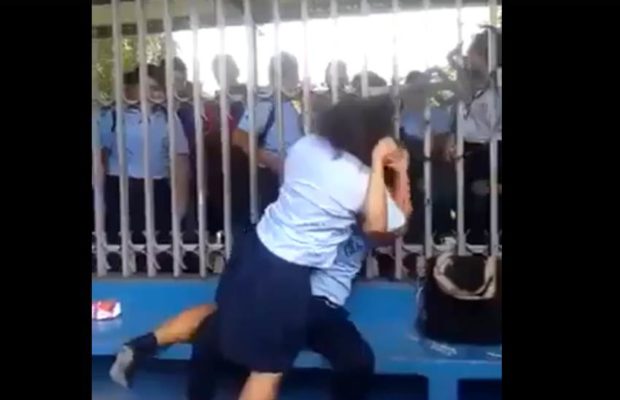स्कूली छात्राओं की ऐसी मर्दानी लड़ाई शायद ही पहले कभी देखी हो, देखें वीडियो (  )
