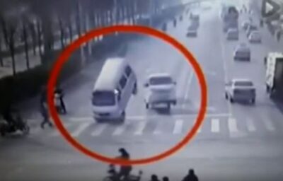 रहस्यमयी तरीके से अचानक हवा में झूली सड़क पर दौड़ती गाड़ियाँ, वीडियो देखें रहस्यमयी तरीके से अचानक हवा में झूली सड़क पर दौड़ती गाड़ियाँ, वीडियो देखें