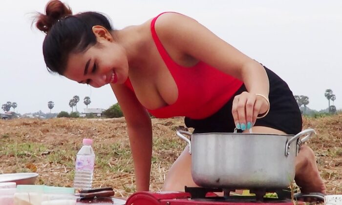 hot Girl Cooking Snake recipe