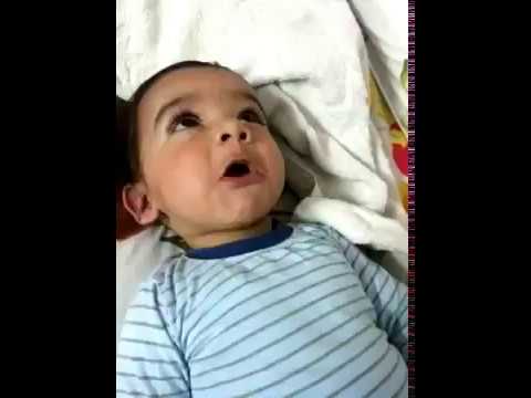 वीडियो: नन्हा बच्चा थप्पड़ खा गया (  )